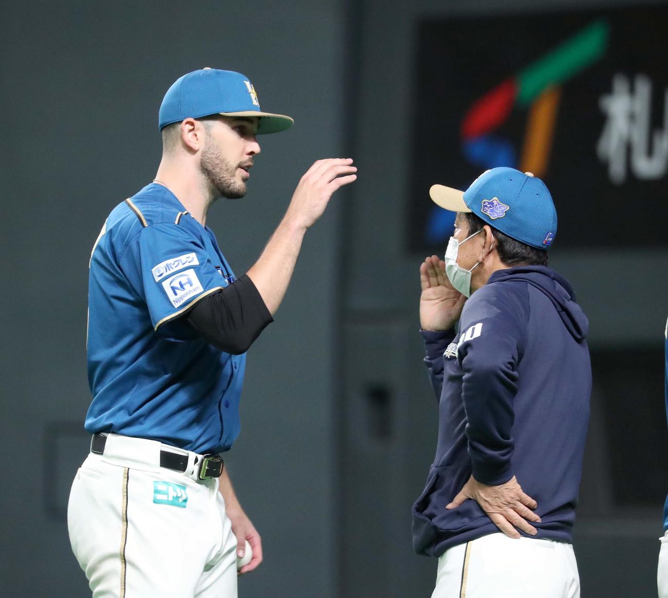 日本ハム対西武　試合後、日本ハム栗山監督（右手前）に出迎えられるバーヘイゲン（撮影・佐藤翔太）