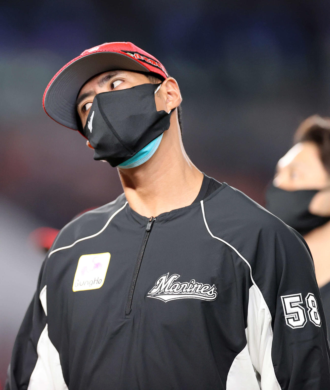 ロッテ対楽天　試合後、ファンにあいさつを終え引き揚げるロッテのチェン・ウェイン（撮影・鈴木正人）