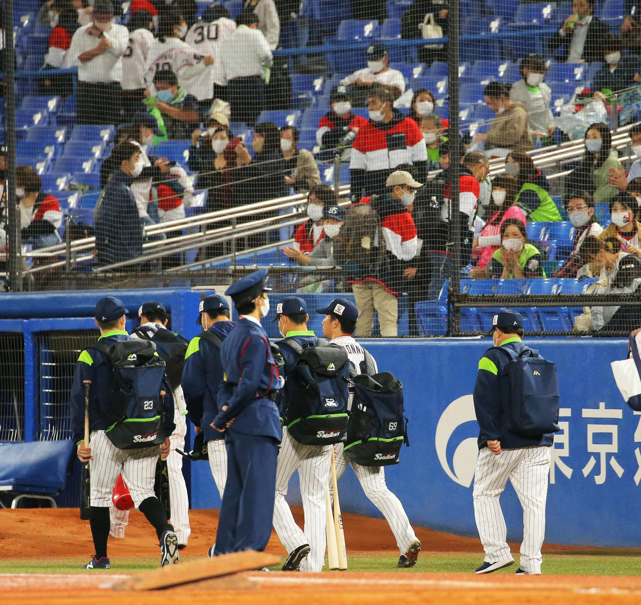 ヤクルト対DeNA　DeNAに敗れ球場から引き揚げるヤクルトの選手（撮影・河田真司）