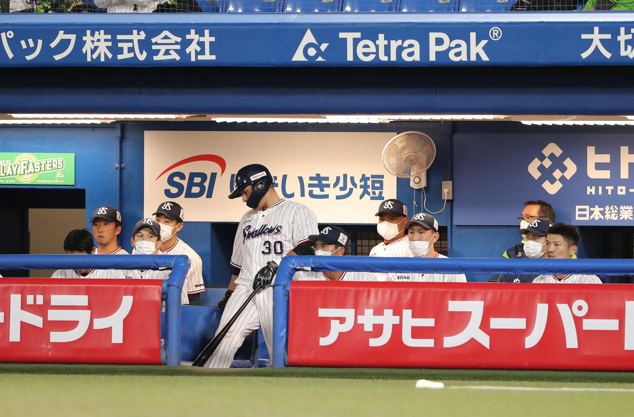 ヤクルト対DeNA　9回裏ヤクルト2死二塁、浮かない表情でマウンドを見つめるヤクルトの選手（撮影・河田真司）