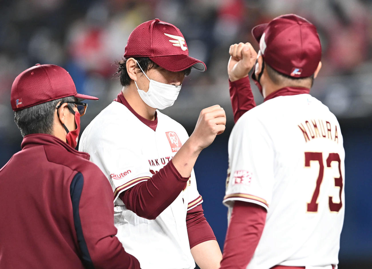 ロッテ対楽天　11勝目を挙げた楽天涌井（中央）はチームメートとエアタッチ（撮影・山崎安昭）