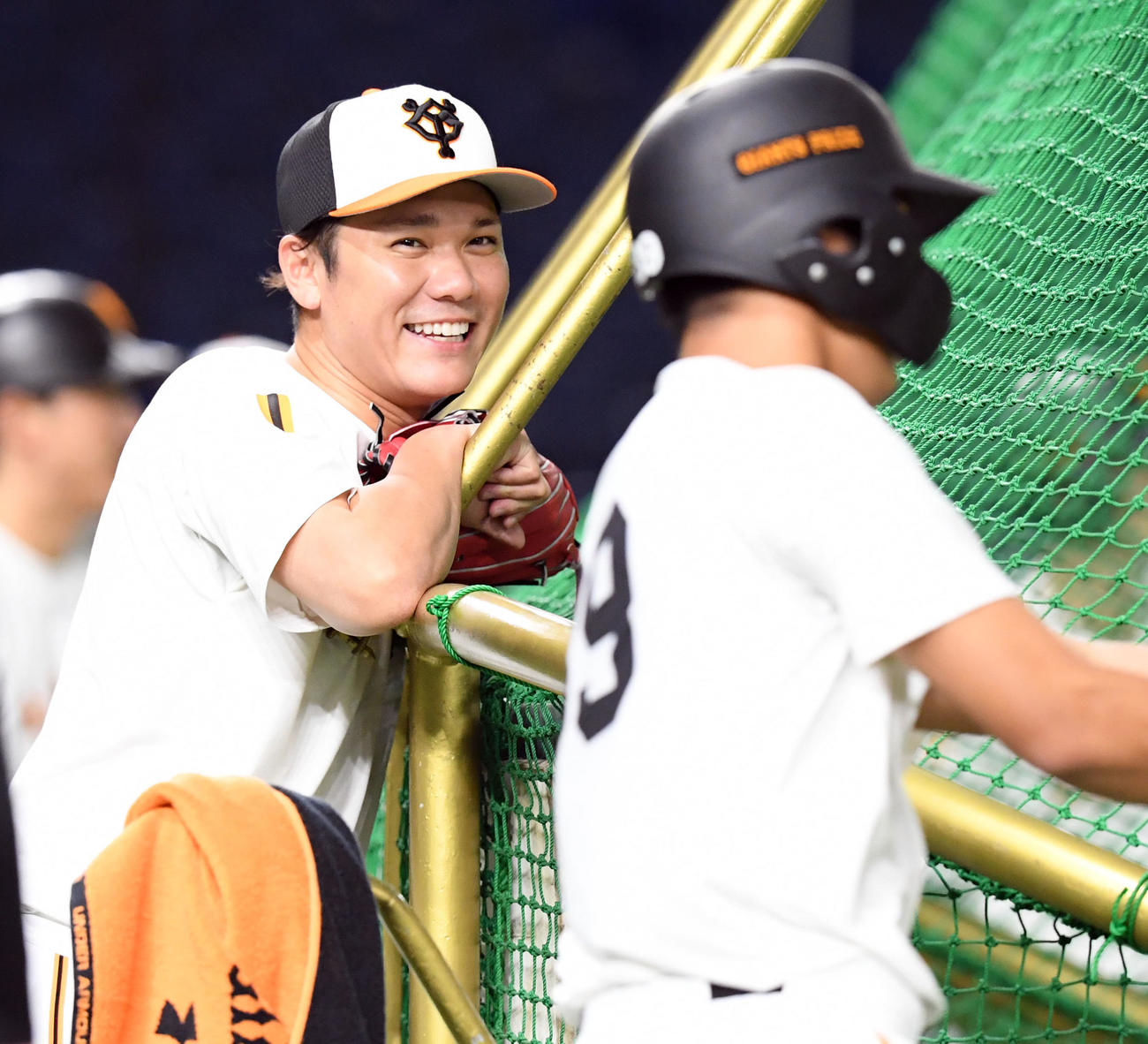 巨人対広島　吉川尚を見る巨人坂本（撮影・たえ見朱実）