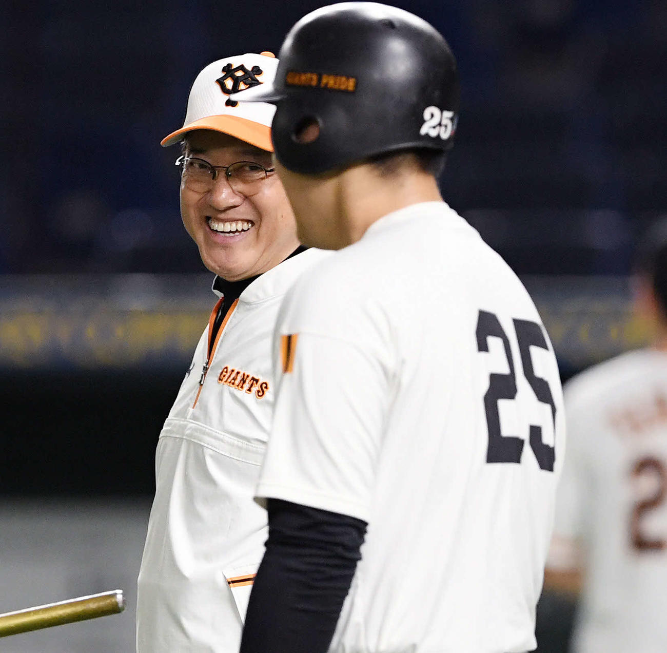 巨人対広島　試合前練習で巨人岡本（手前）と笑顔で話す原監督（撮影・滝沢徹郎）