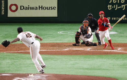 巨人対広島　8回表広島無死二塁、左前打を放つ菊池涼。投手ビエイラ（撮影・垰建太）