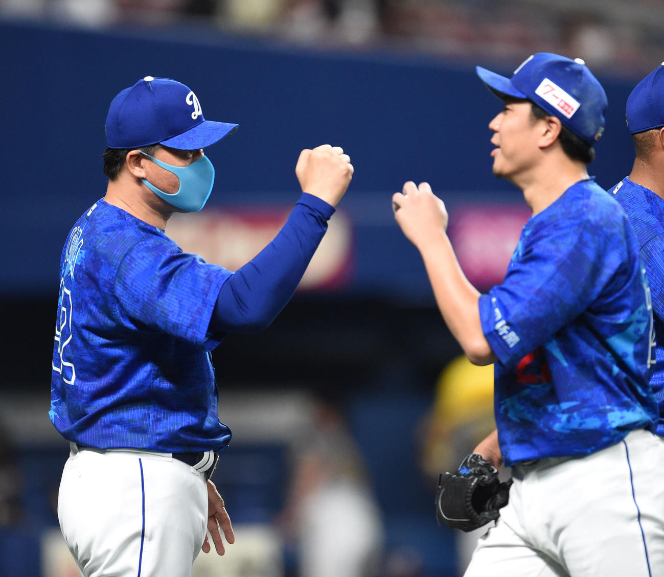 完封勝利の中日大野雄大を迎える与田監督（左）（撮影・森本幸一）