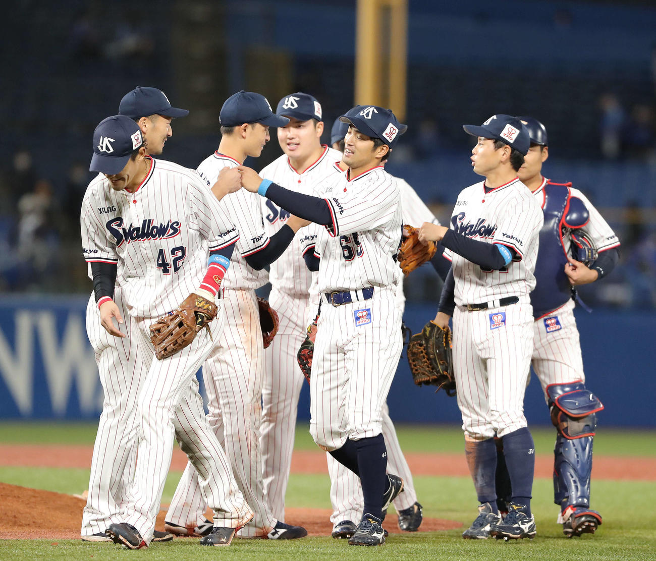ヤクルト対DeNA　DeNAに勝利し讃え合うヤクルトの選手（撮影・河田真司）