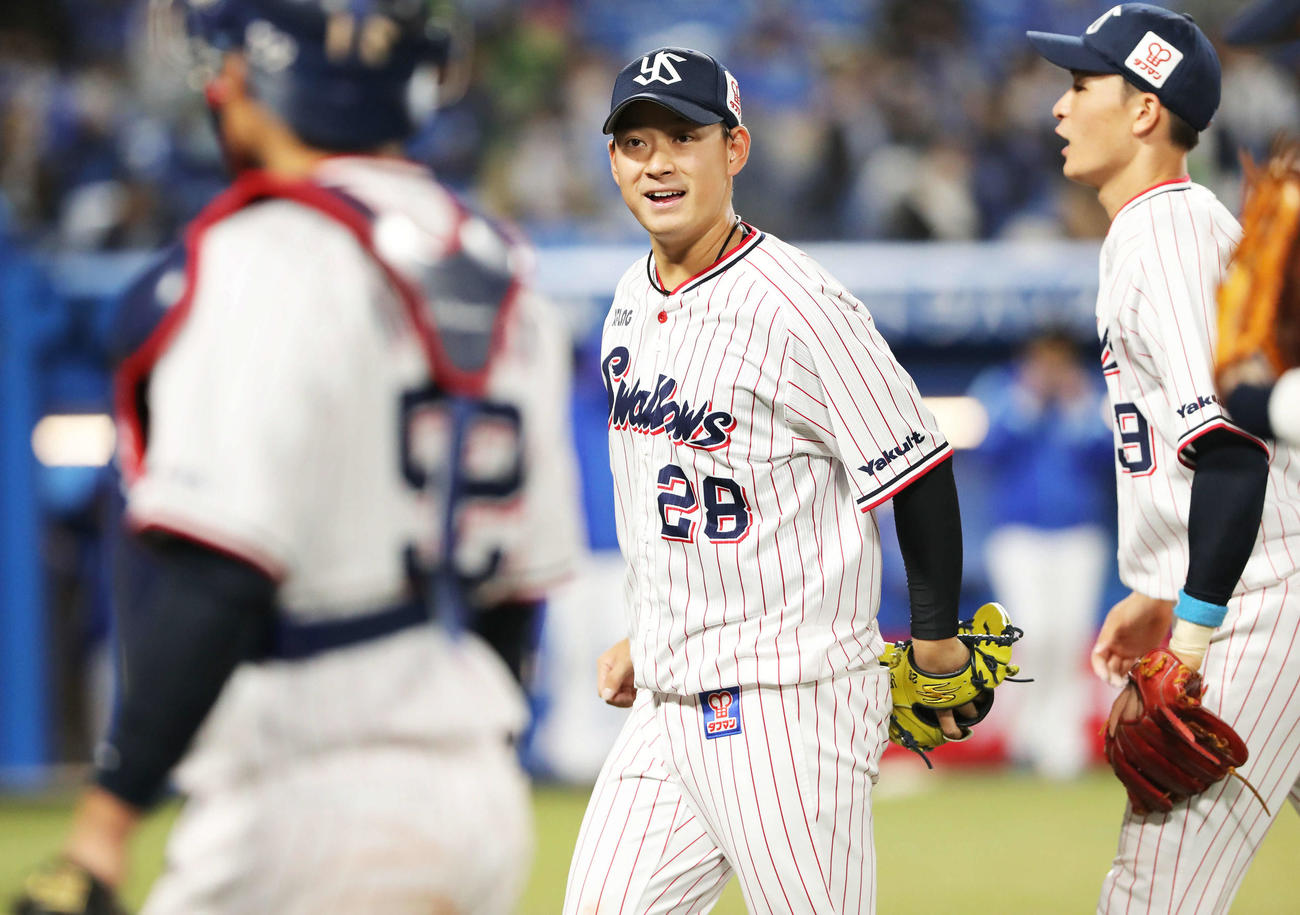 ヤクルト対DeNA　5回表DeNAの攻撃を抑え、笑顔でベンチに戻る吉田喜（撮影・河田真司）