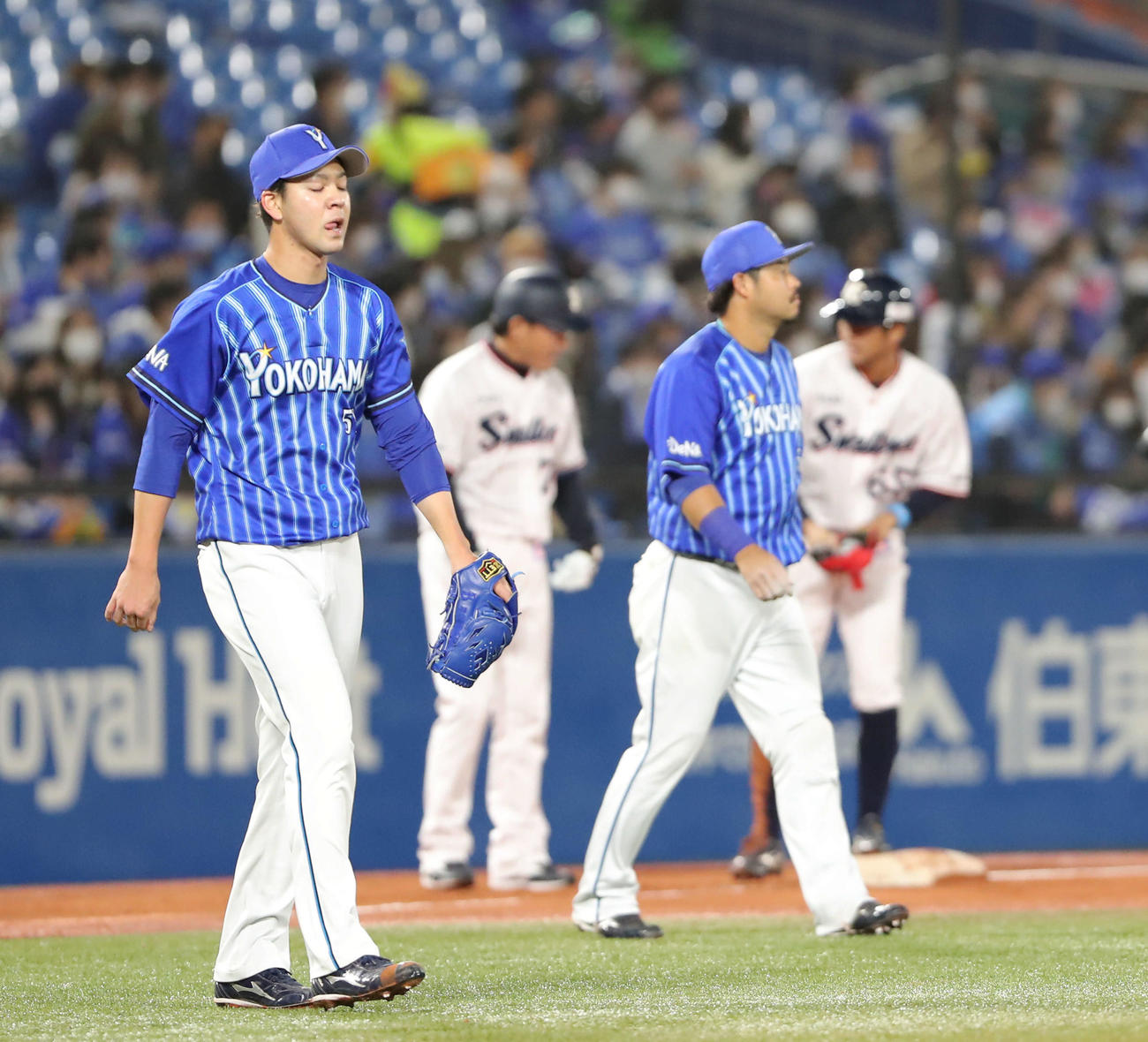 ヤクルト対DeNA　2回裏ヤクルト2死三塁、田代（右）に適時三塁打許す平良（撮影・河田真司）