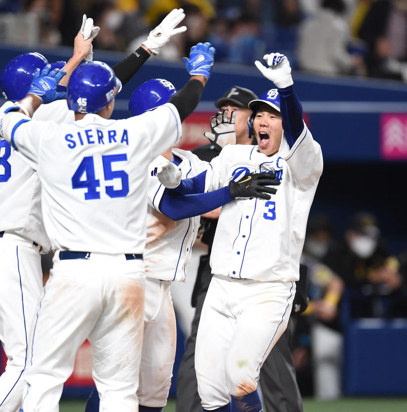 プロ野球中日対阪神　9回裏中日2死二、三塁、左越え3点サヨナラ本塁打を放った高橋周平（撮影・森本幸一）