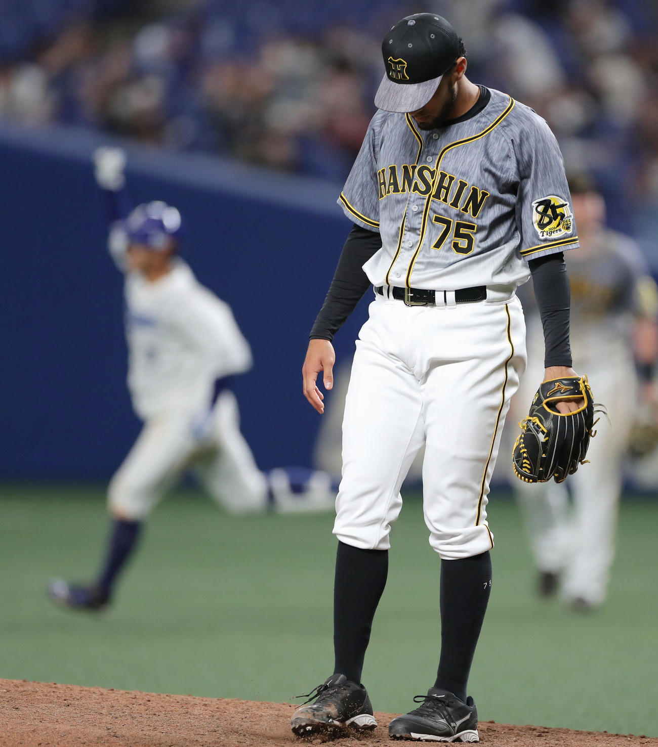 中日対阪神　9回裏中日2死二、三塁、高橋にサヨナラ3点本塁打を浴びるスアレス（撮影・前田充）