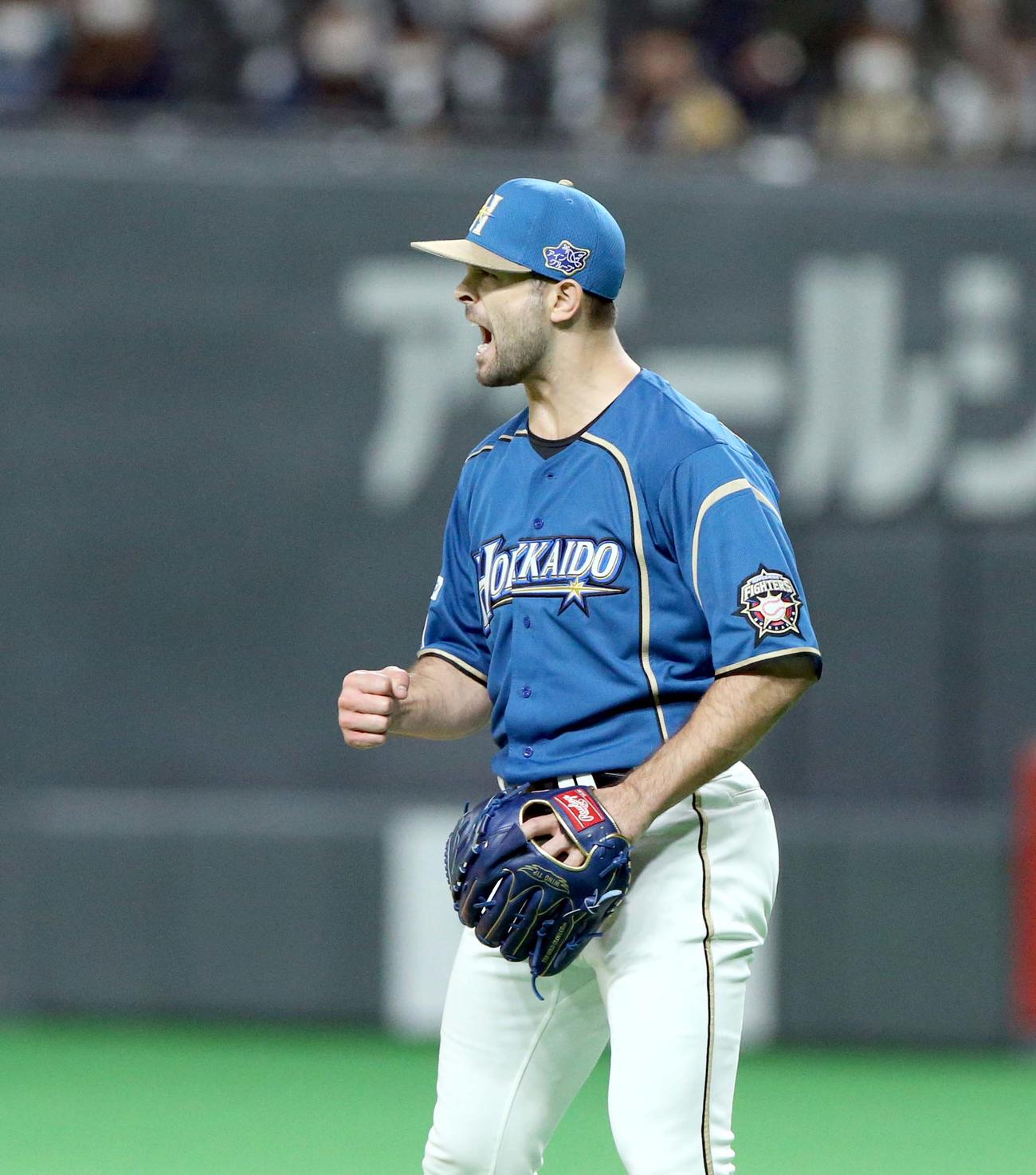 日本ハム対西武　6回表西武2死一、二塁、山川を三ゴロに仕留め吠える日本ハム・マルティネス（撮影・佐藤翔太）