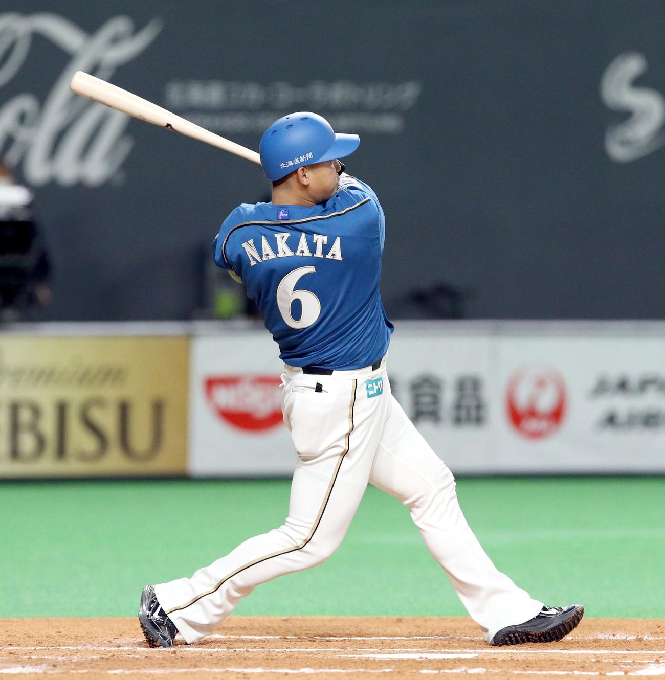 日本ハム対西武　2回裏日本ハム1死一、二塁、中田は左前適時打を放つ（撮影・佐藤翔太）