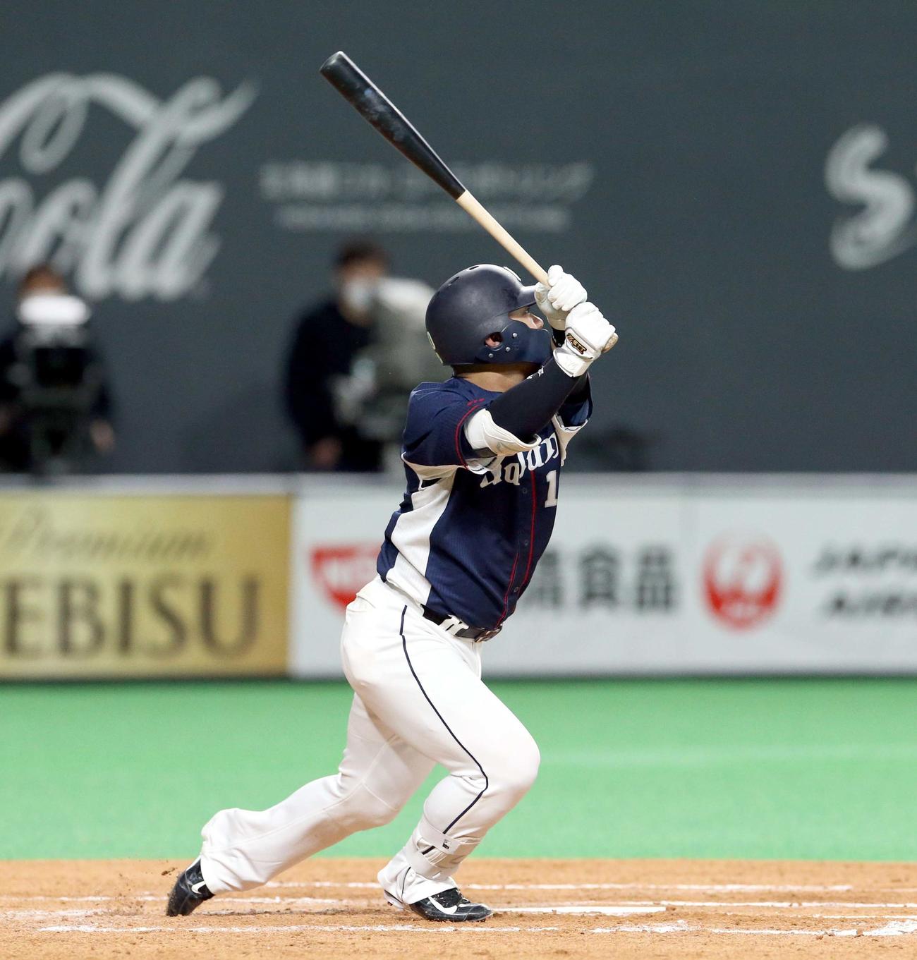 日本ハム対西武　3回表西武2死一、二塁、森は左越え2点本塁打を放つ（撮影・佐藤翔太）