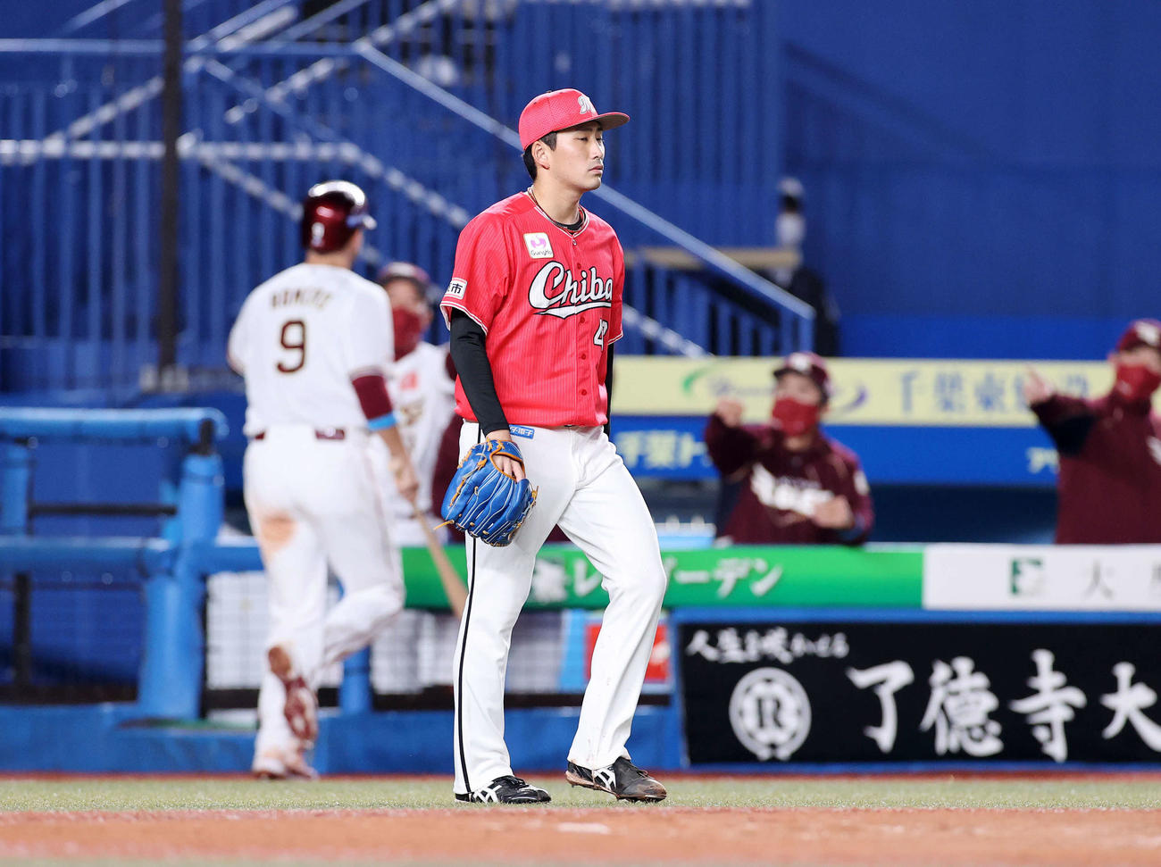 ロッテ対楽天　2回表楽天2死満塁、小深田に右越え適時二塁打を放たれ悔しそうな表情を見せるロッテ小島（撮影・鈴木正人）