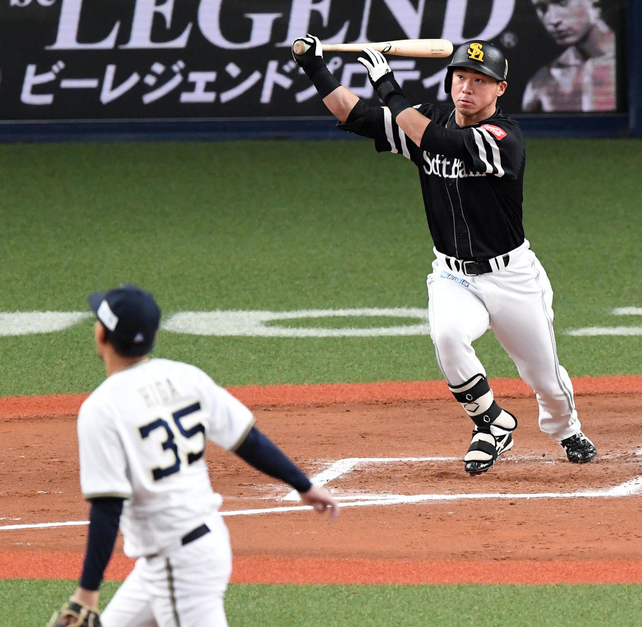 オリックス対ソフトバンク　6回表ソフトバンク1死満塁、代打長谷川は右越え満塁本塁打を放つ。投手は比嘉（撮影・前岡正明）