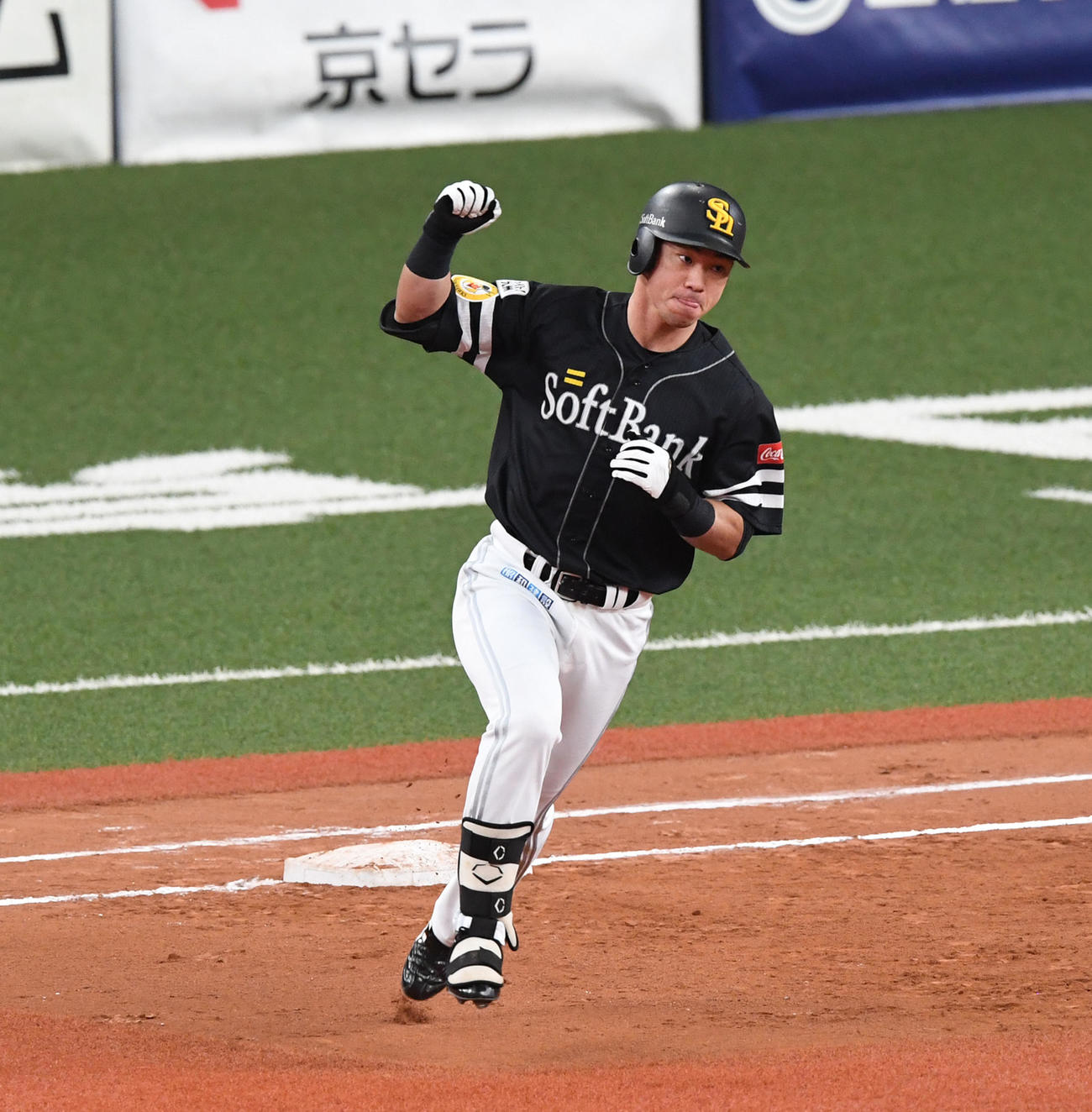 オリックス対ソフトバンク　6回表ソフトバンク1死満塁、代打長谷川は右越え満塁本塁打を放ちガッツポーズ（撮影・前岡正明）