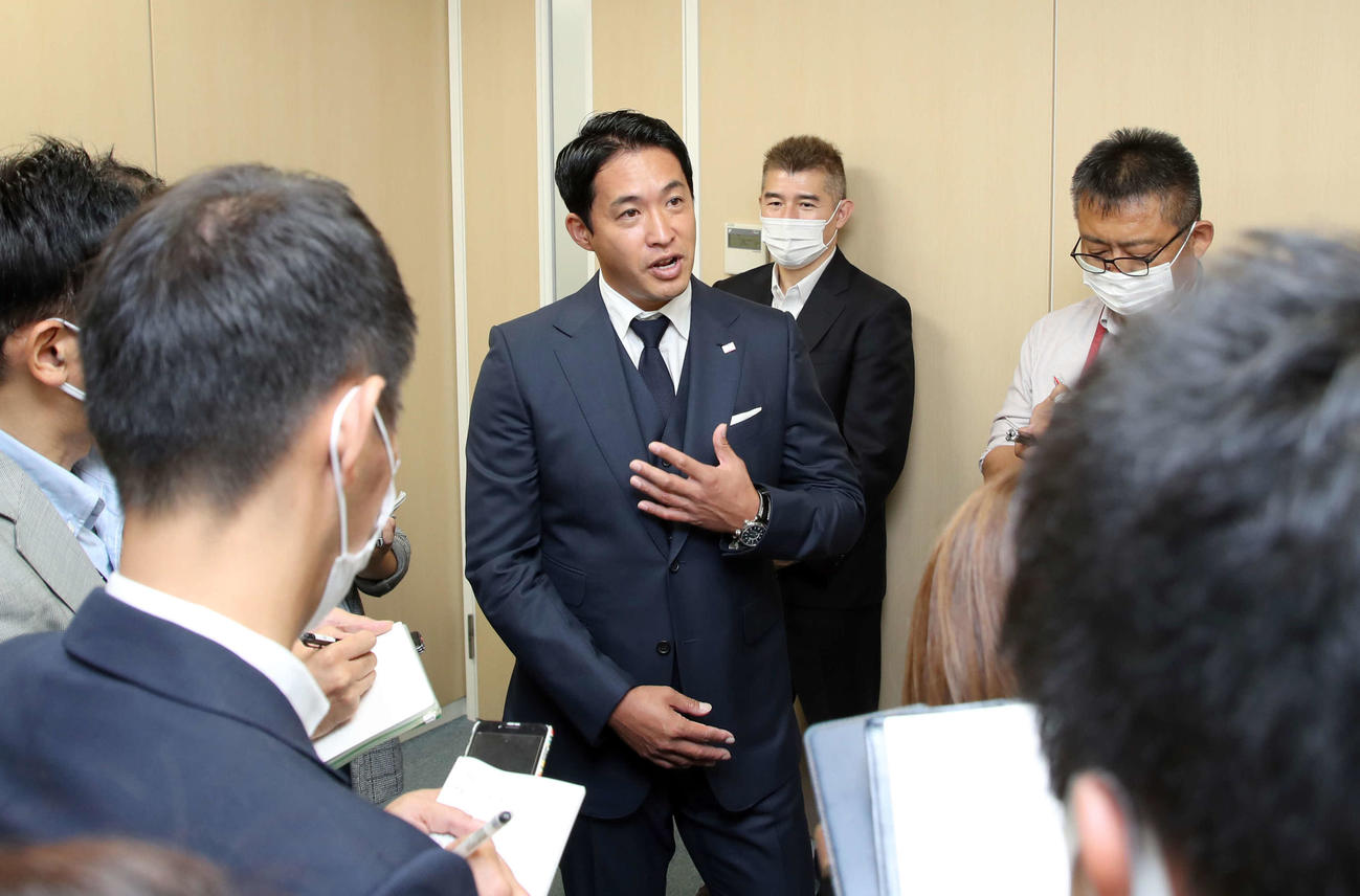 会見を行ったヤクルト五十嵐（球団提供）