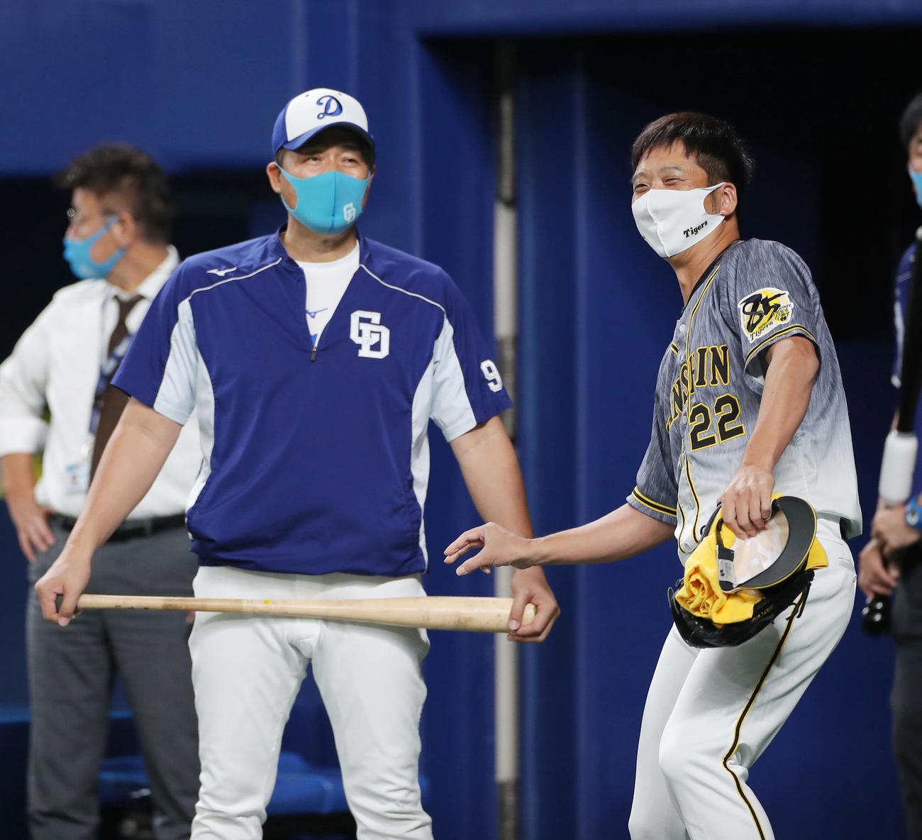 中日対阪神　1軍に合流し、中日与田監督（左）と言葉を交わす阪神藤川（撮影・前田充）
