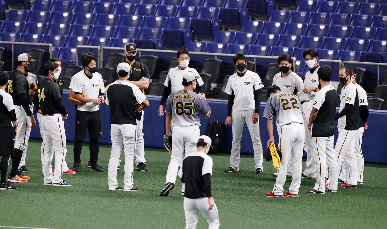 中日対阪神　円陣の中に入って一礼する藤川（撮影・加藤哉）