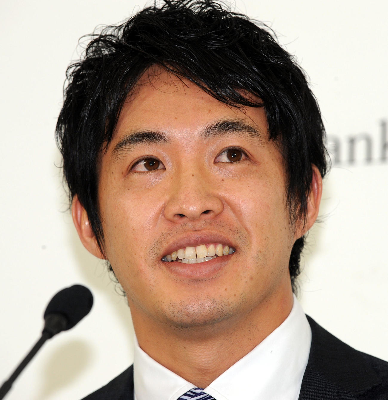 ソフトバンク入団会見で代表インタビューに答える五十嵐亮太（2012年11月17日撮影）