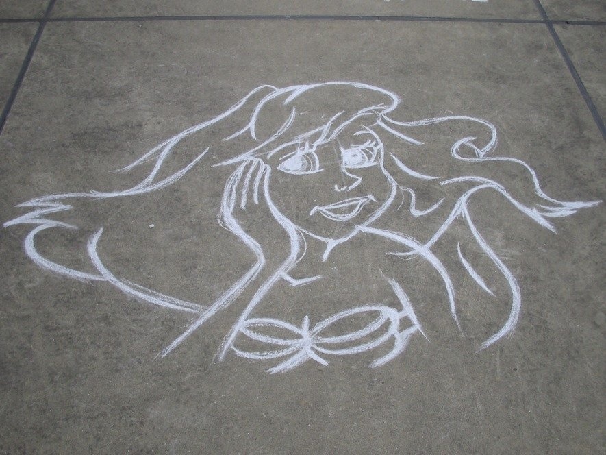 自宅のベランダに五十嵐が描いた「リトル・マーメイド」の主人公、人魚姫のアリエル