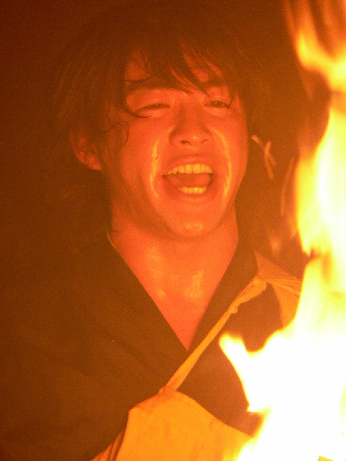 07年12月、護摩行で火に立ち向かう五十嵐亮太