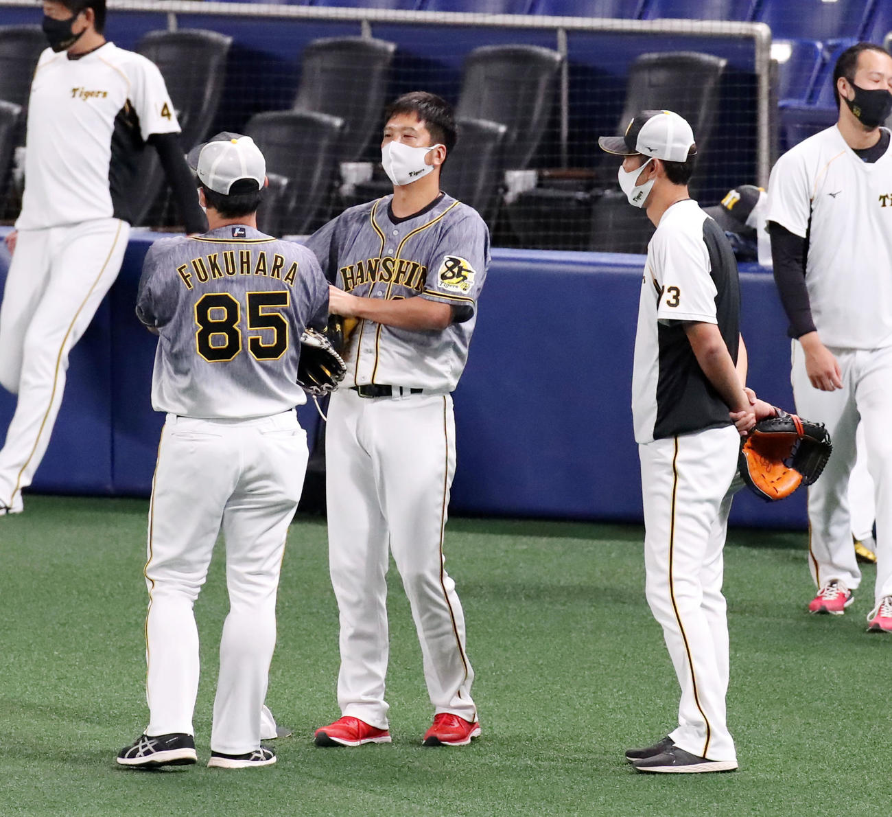 中日対阪神　福原コーチ（左）、金村コーチ（右）と話す藤川（撮影・加藤哉）