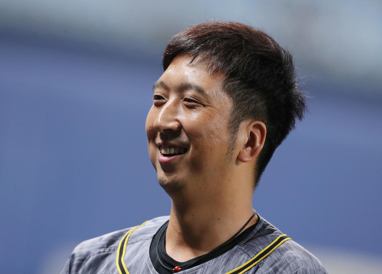 中日対阪神　テレビのインタビュー中に笑顔を見せる阪神藤川（撮影・前田充）