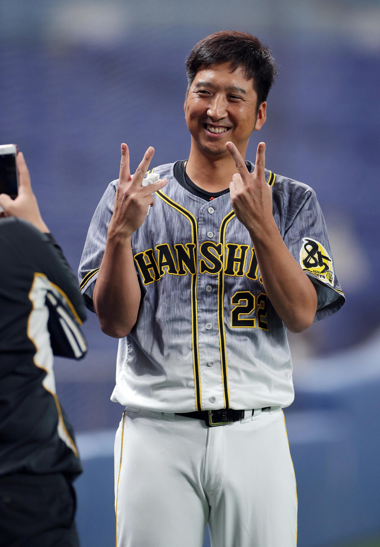 中日対阪神　球団広報のカメラに向かって笑顔でポーズをとる阪神藤川（撮影・前田充）