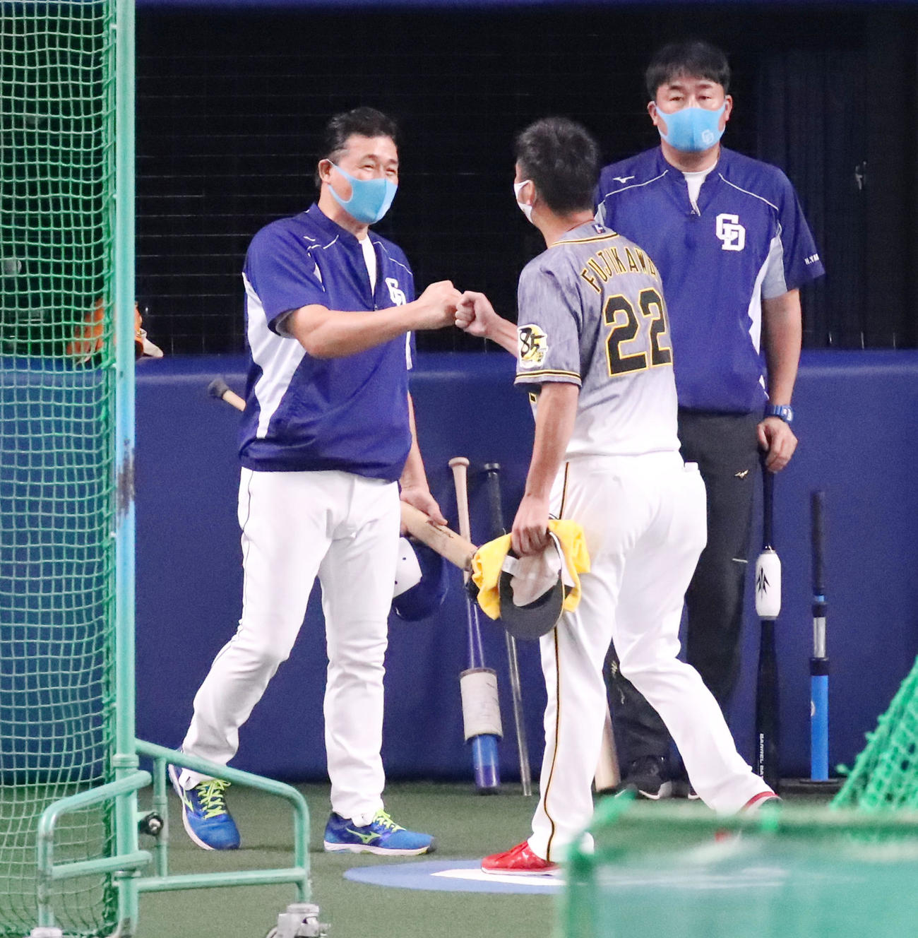 中日対阪神　与田監督（左）とグータッチする藤川（撮影・加藤哉）