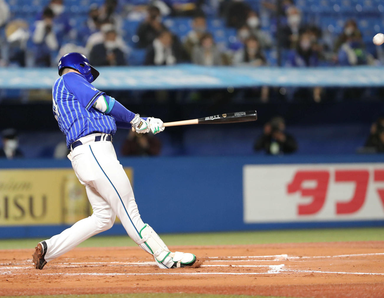 ヤクルト対DeNA　2回表DeNA無死、右越え先制ソロ本塁打を放つ佐野（撮影・河田真司）