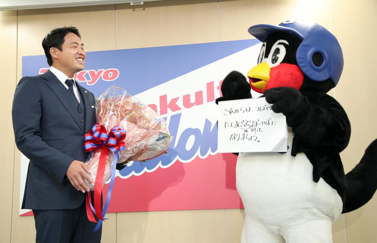 会見を行ったヤクルト五十嵐に花束を渡しメッセージを送るつば九郎（球団提供）