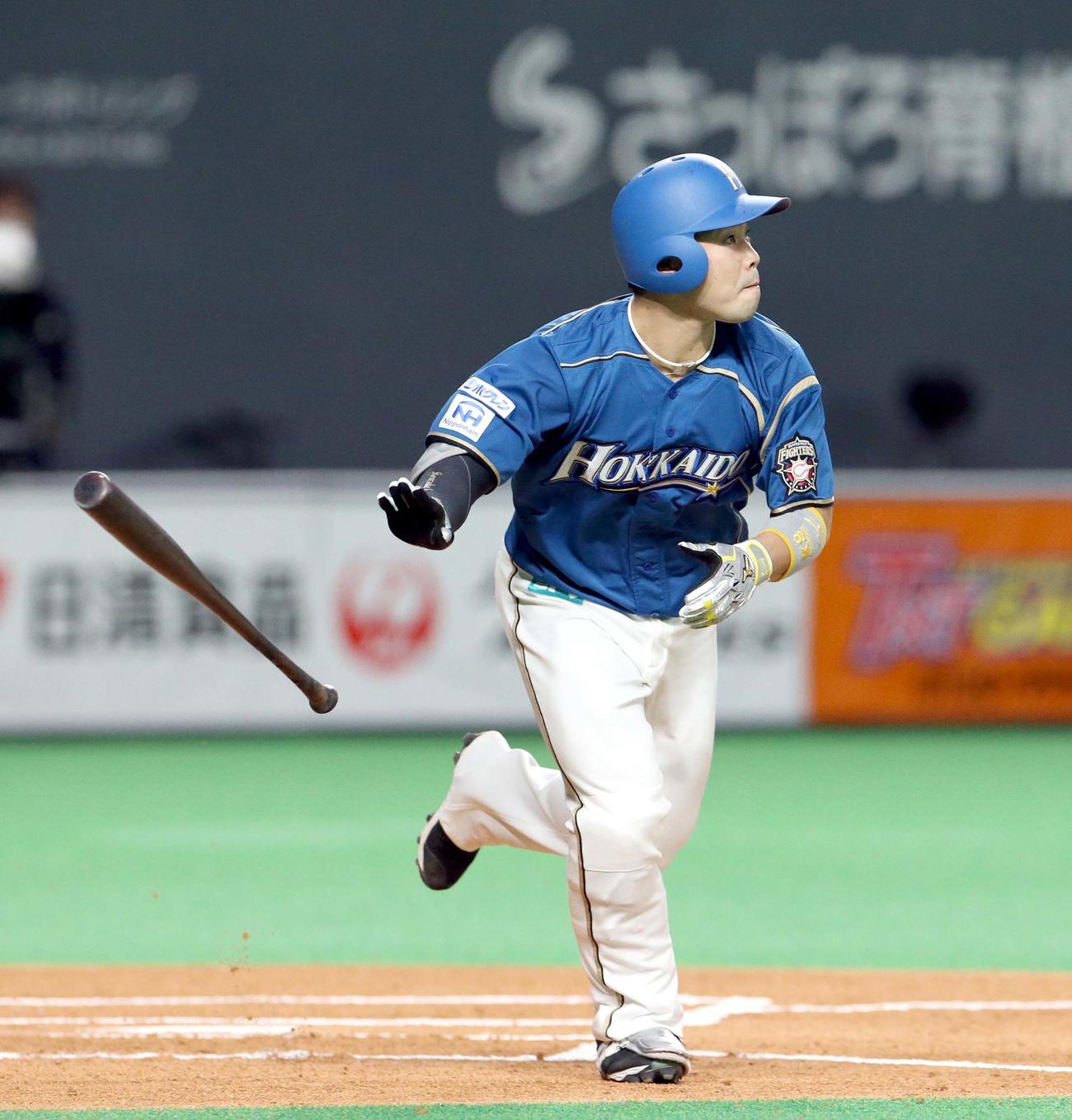 日本ハム対西武　1回裏日本ハム無死一、二塁、近藤は先制となる適時二塁打を放つ（撮影・佐藤翔太）