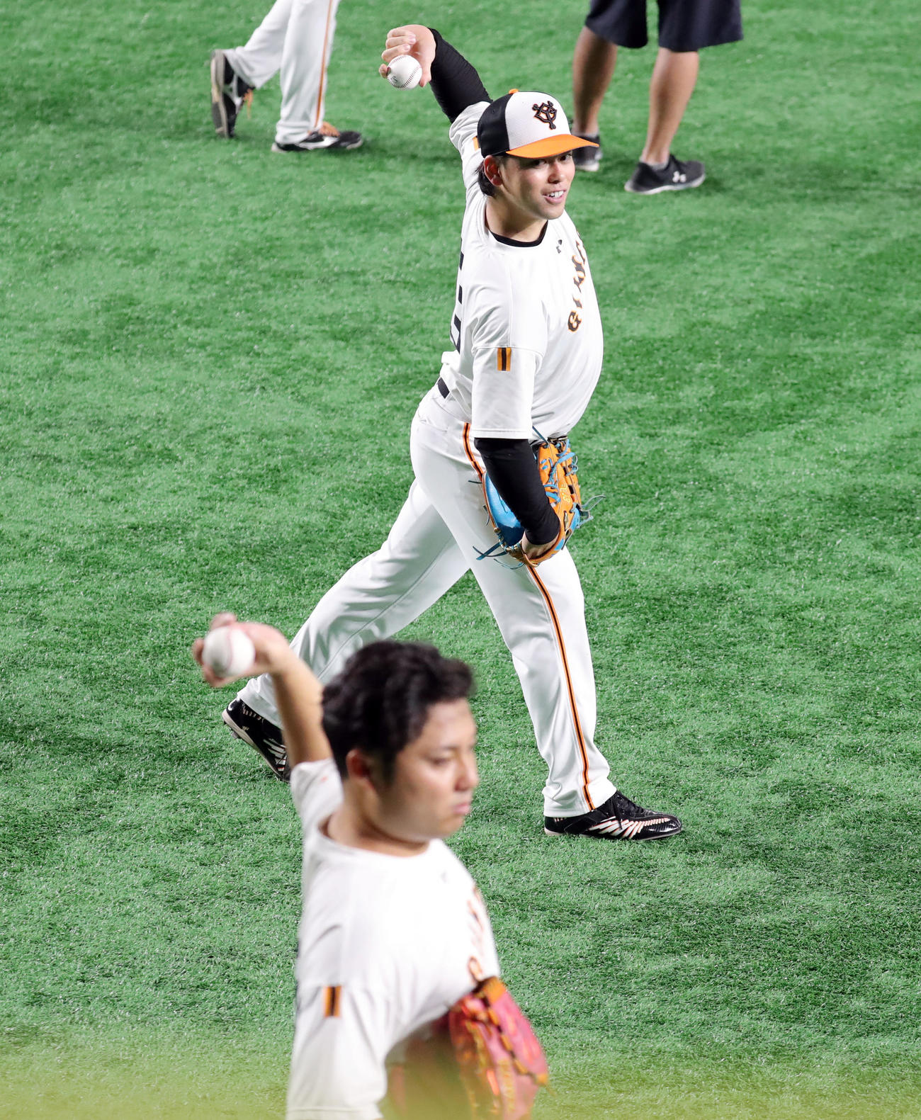 巨人対広島　試合前、巨人高梨（奥）は今村に投球指導する（撮影・垰建太）