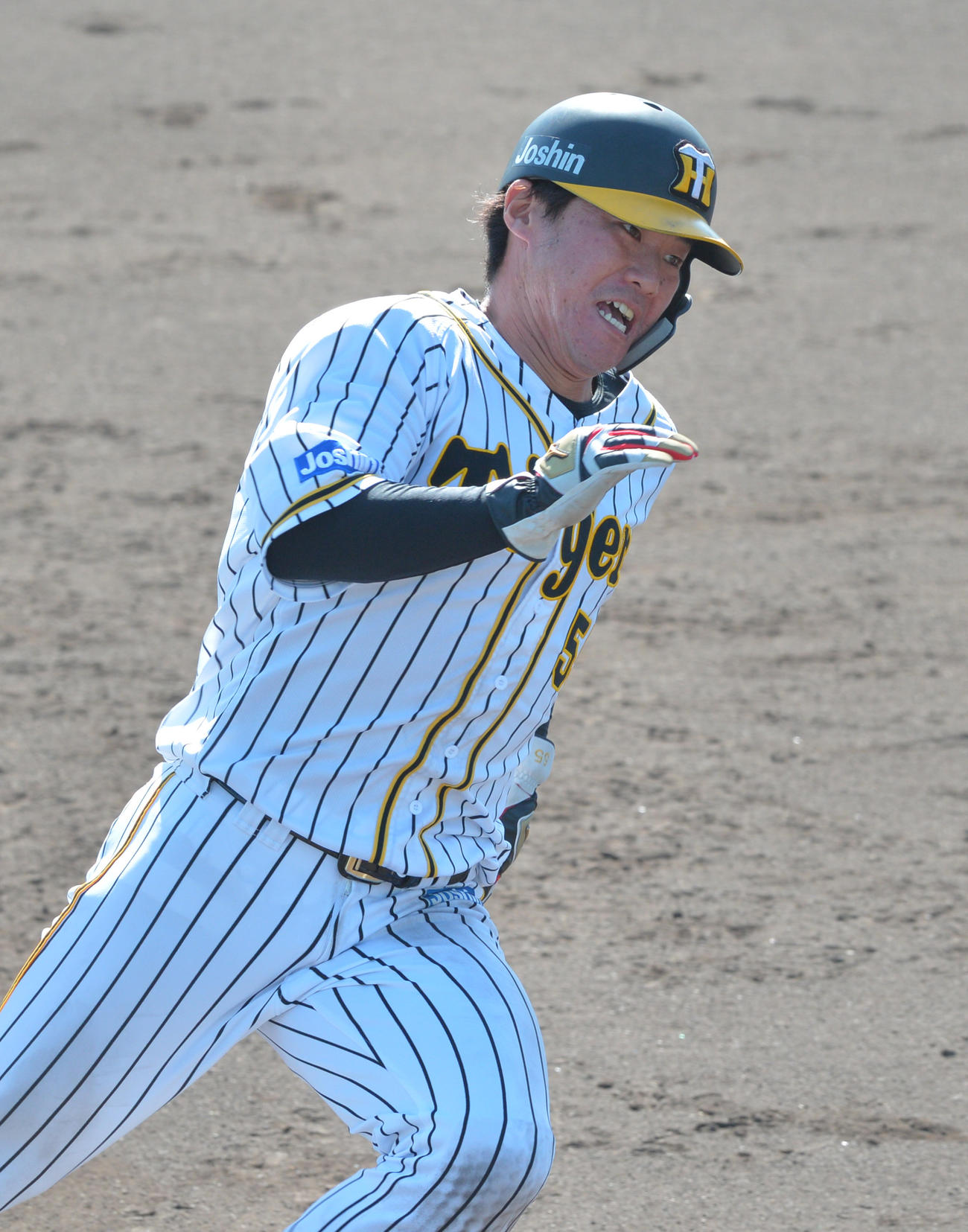 ウエスタン・リーグ阪神対中日　3回、木浪の安打で激走する陽川（代表撮影）