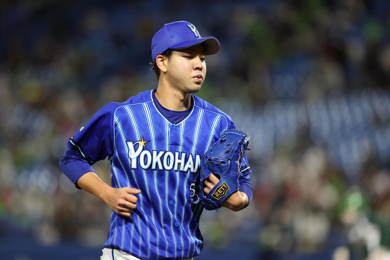 ヤクルト対DeNA　2回裏を終え、悔しそうな表情でベンチに戻る平良（撮影・狩俣裕三）