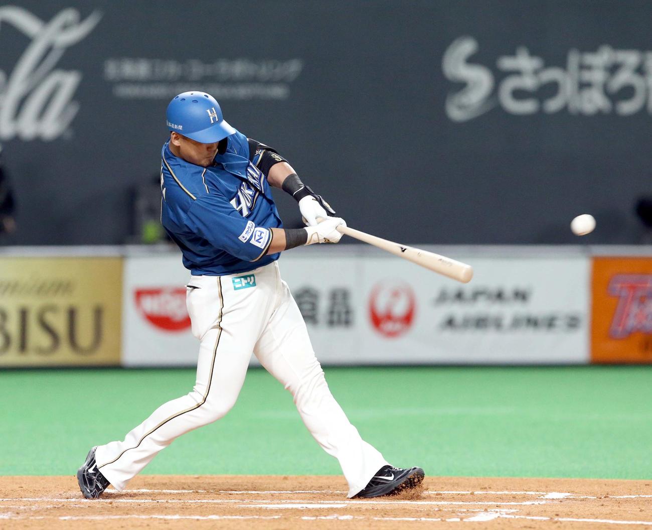 日本ハム対西武　2回裏日本ハム1死一、二塁、中田は左前適時打を放つ（撮影・佐藤翔太）