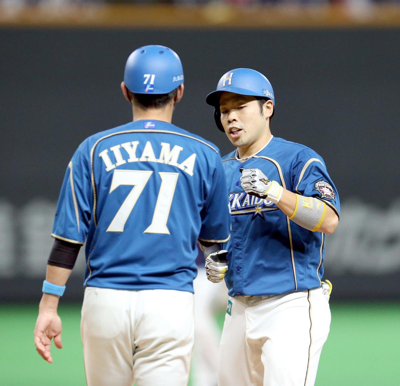 日本ハム対西武　2回裏日本ハム1死満塁、近藤は中前適時打を放ちガッツポーズをする（撮影・佐藤翔太）