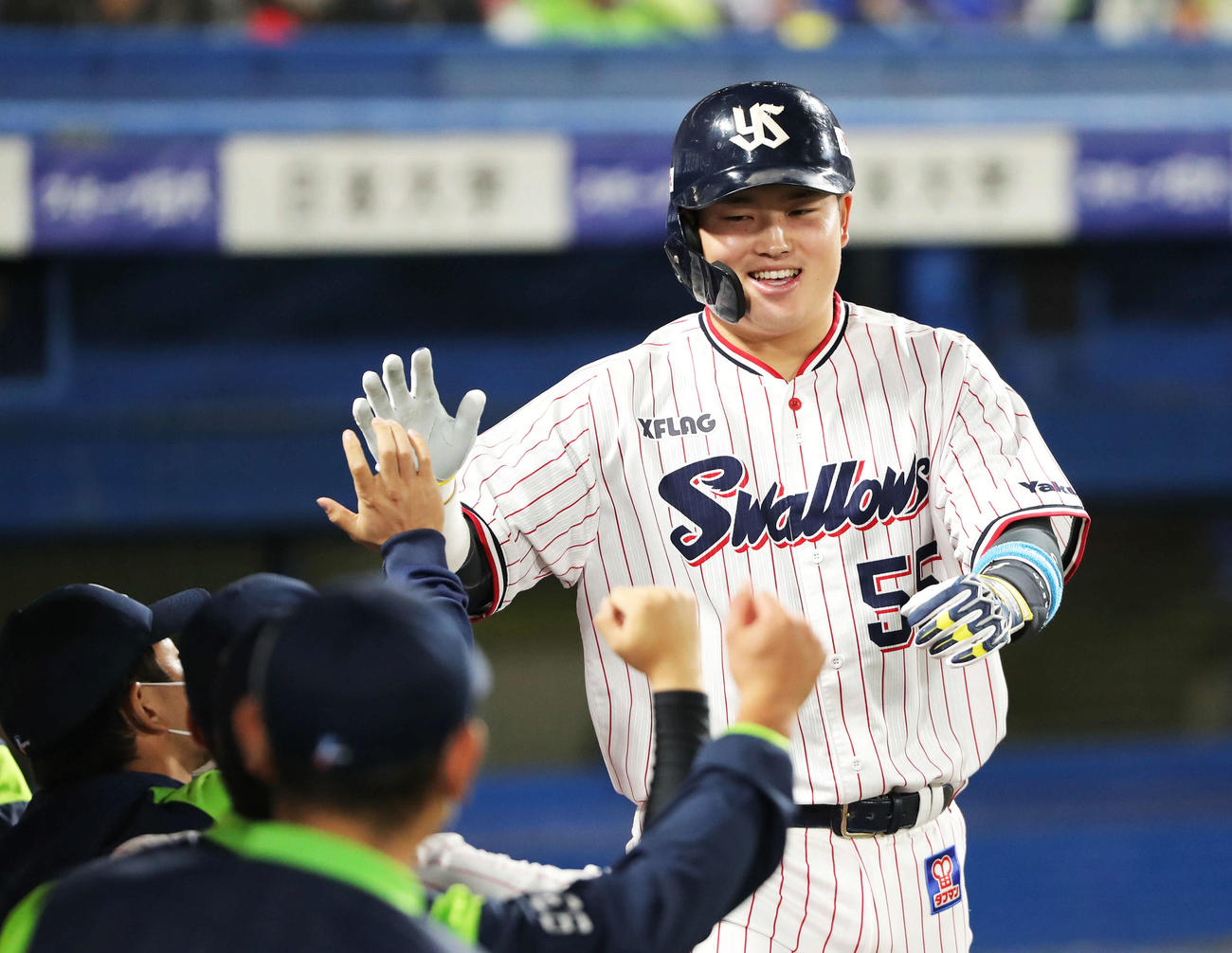ヤクルト対DeNA　5回裏ヤクルト1死、右越えソロ本塁打で生還し、笑顔でナインとハイタッチをする村上（撮影・河田真司）