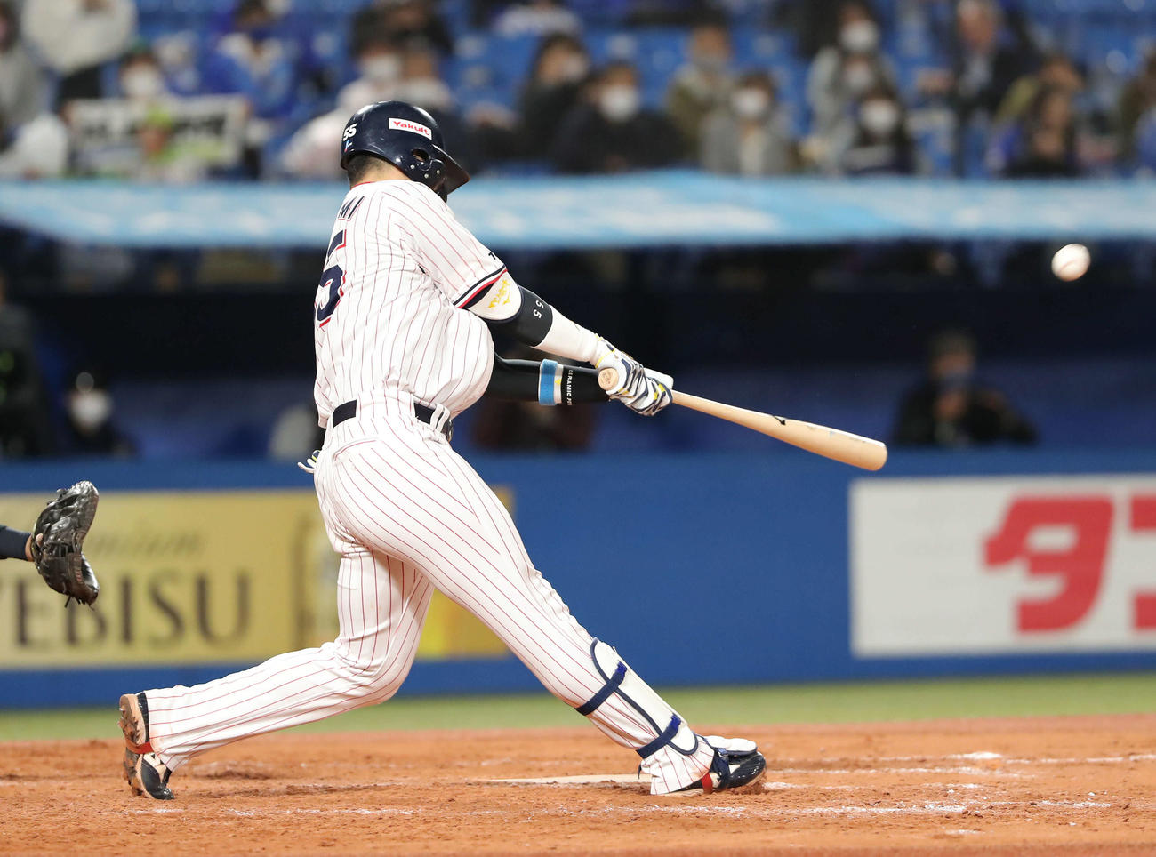 ヤクルト対DeNA　5回裏ヤクルト1死、右越えソロ本塁打を放つ村上（撮影・河田真司）