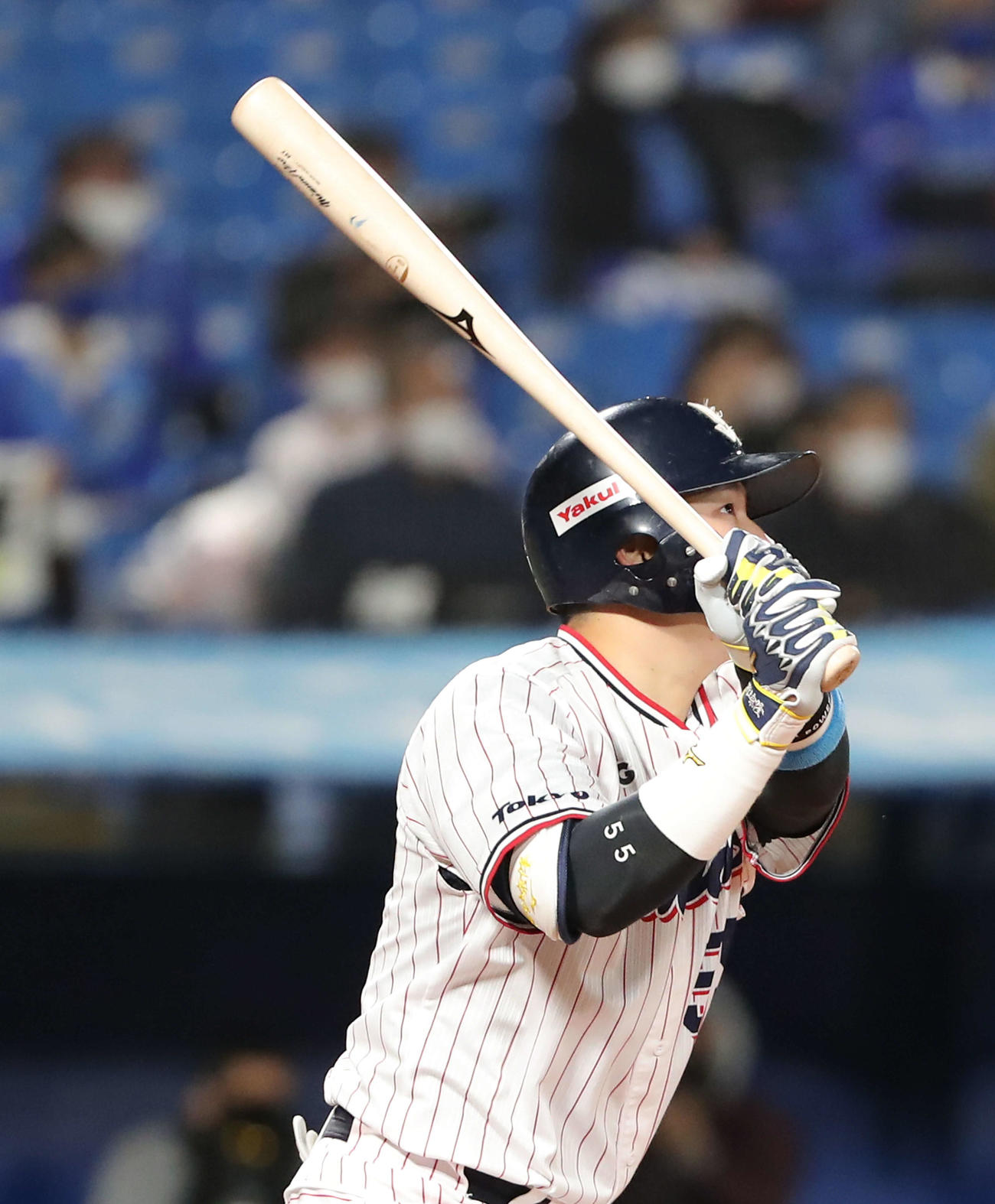 ヤクルト対DeNA　5回裏ヤクルト1死、右越えソロ本塁打を放つ村上（撮影・河田真司）