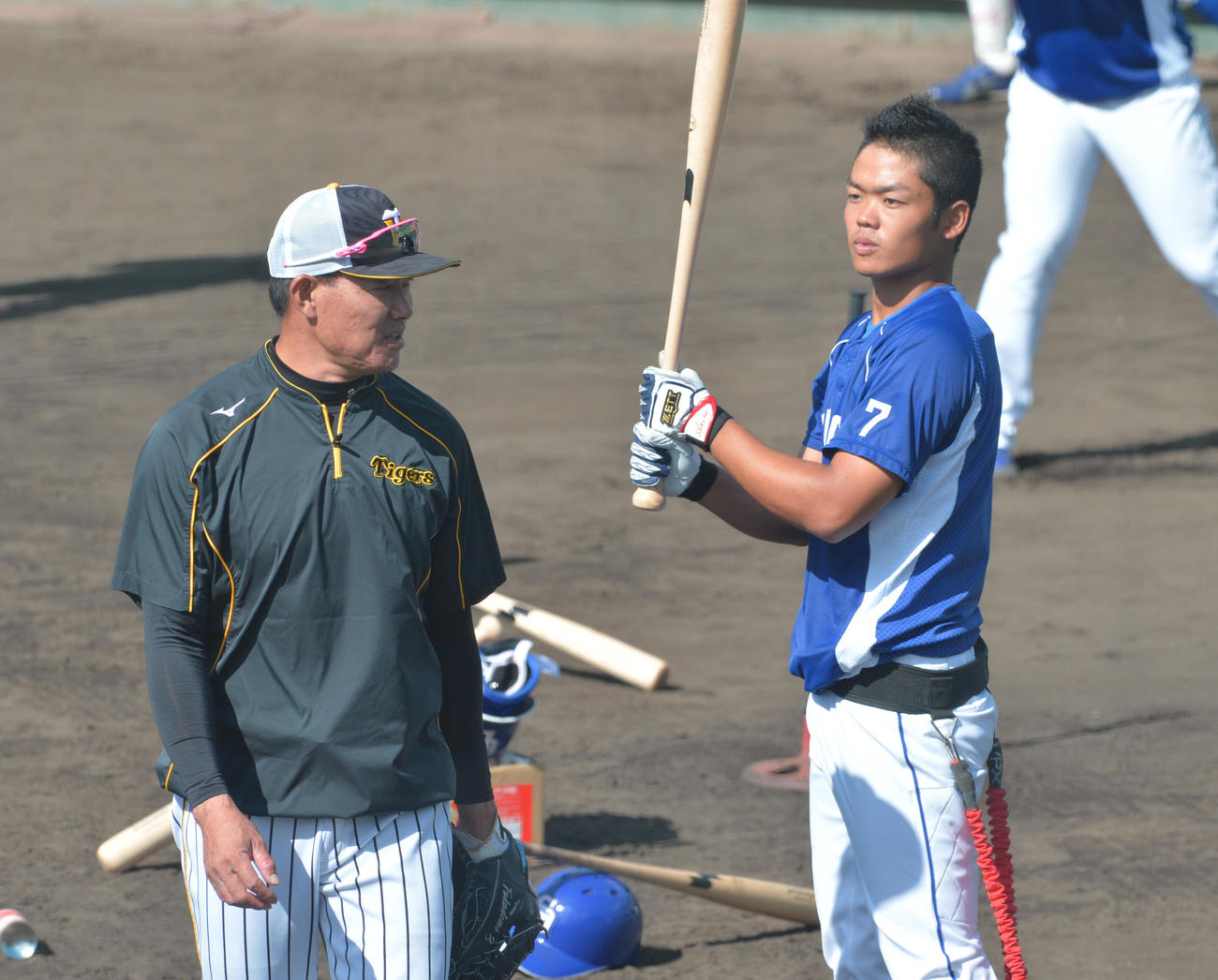 ウエスタン・リーグ阪神対中日　試合前練習で中日・根尾昂に声をかける阪神・福留孝介（代表撮影）
