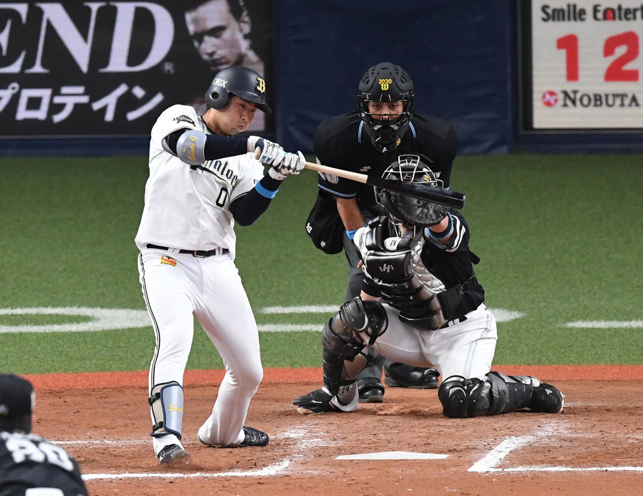 オリックス対ソフトバンク　6回裏オリックス2死三塁、勝俣は空振りの三振に倒れる（撮影・前岡正明）