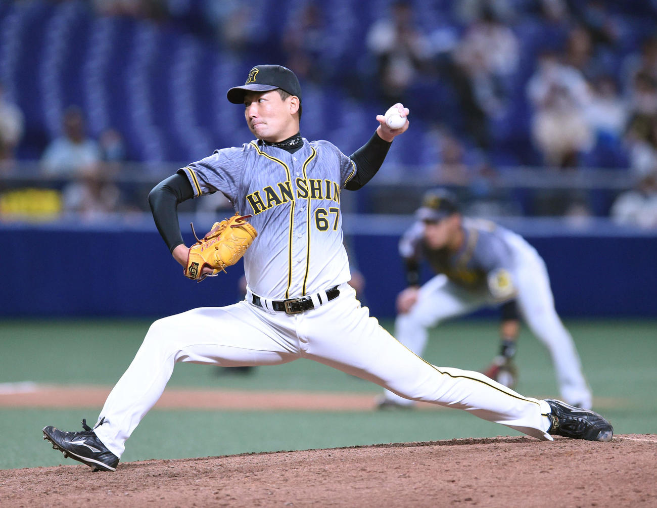 中日対阪神　7回裏、阪神4番手で登板する岩崎優（撮影・森本幸一）