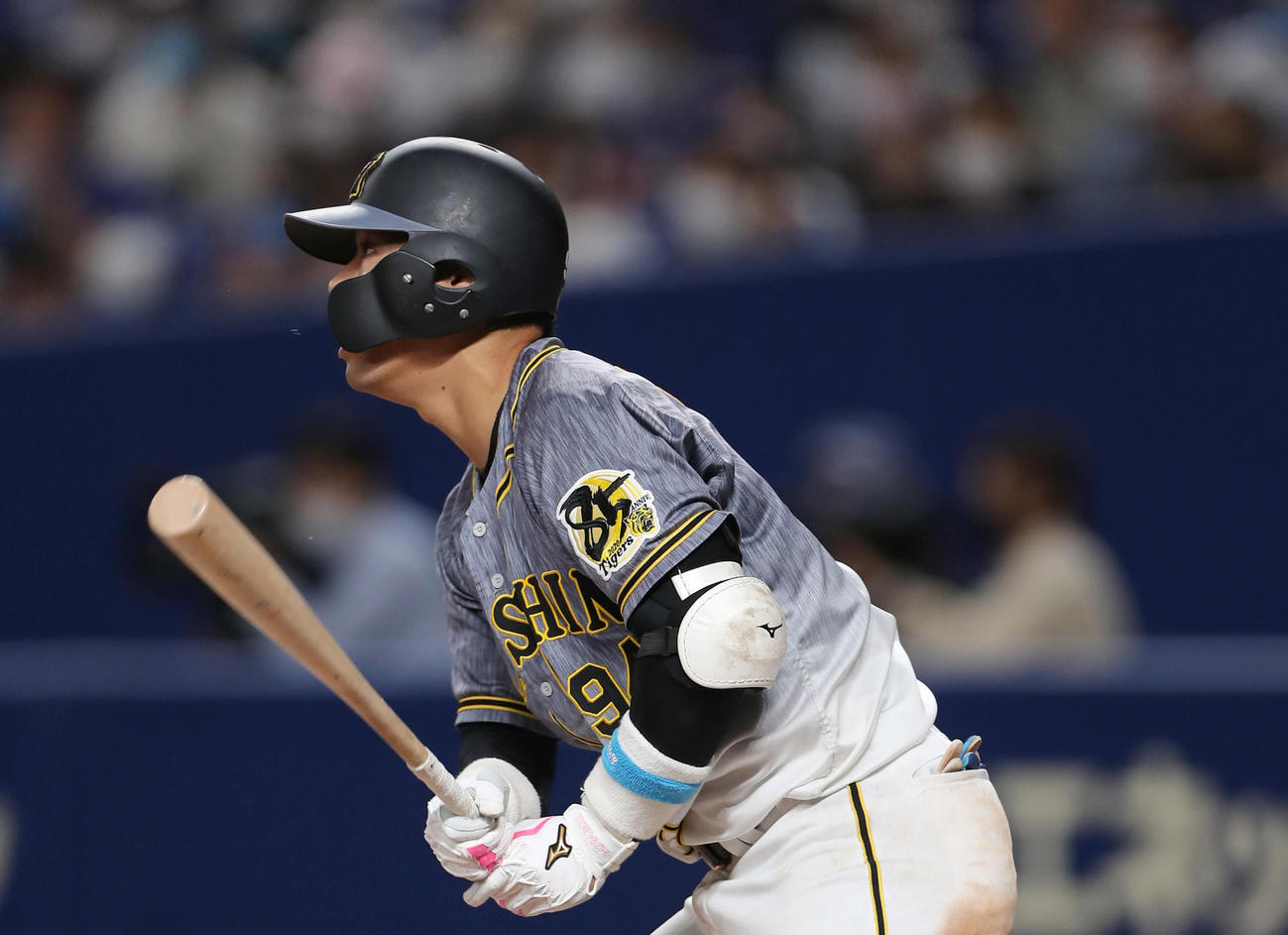 中日対阪神　8回表阪神2死二、三塁、逆転の中前2点適時打を放つ原口（撮影・前田充）