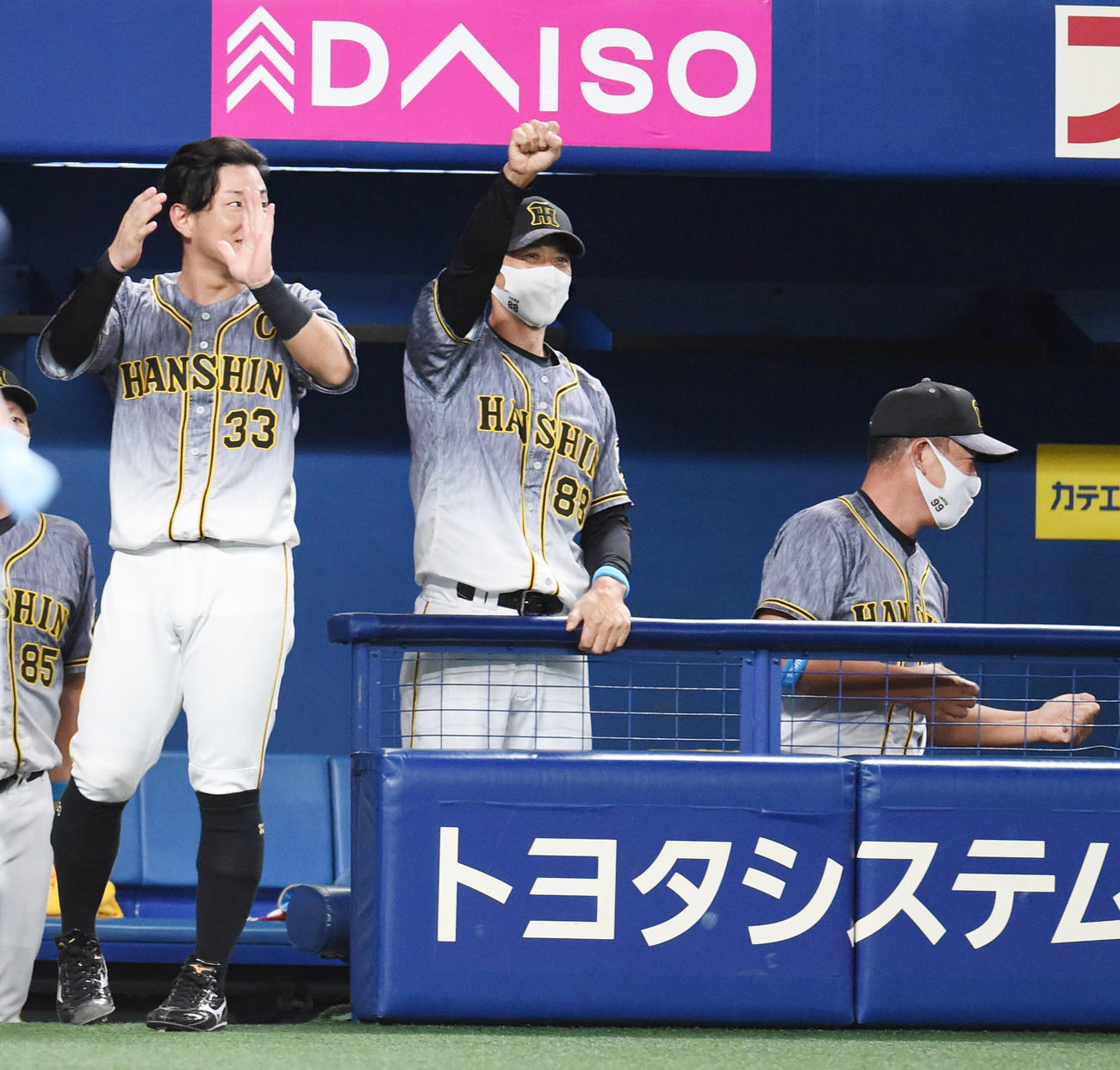 中日対阪神　8回表阪神2死二、三塁、中前2点適時打を放った原口に向かってガッツポーズをする矢野監督（撮影・森本幸一）