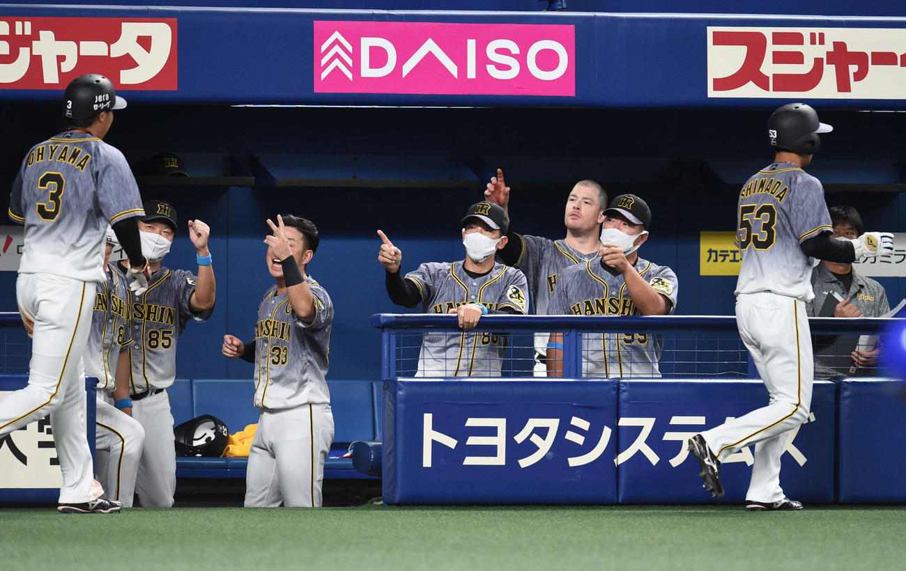 中日対阪神　8回表阪神2死二、三塁、原口の中前2点適時打で生還した島田、大山らを迎える矢野監督（撮影・森本幸一）
