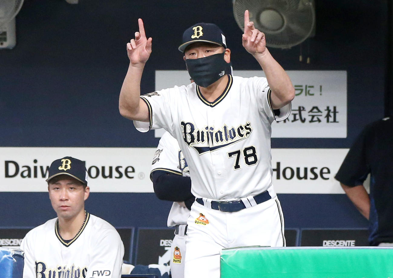 オリックス対ソフトバンク　7回表ソフトバンク1死二、三塁、川瀬の左犠飛で生還の三走牧原のセーフ判定にリプレー検証を要求する中嶋監督代行、結果セーフ（撮影・上山淳一）