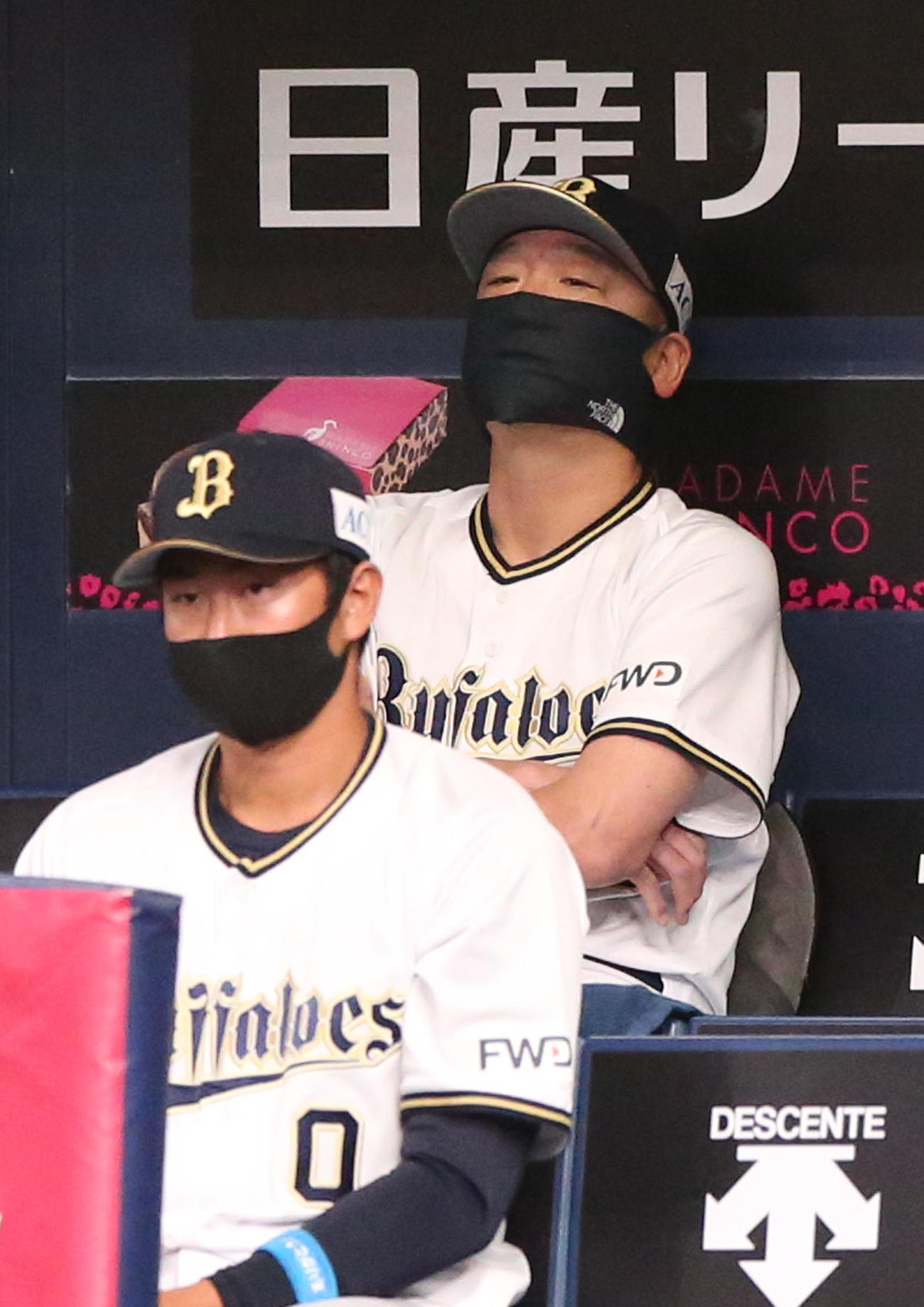 オリックス対ソフトバンク　7回表ソフトバンク1死二、三塁、中嶋監督代行（右）は川瀬晃の左犠飛にリクエストするも失敗に終わり落胆する（撮影・上山淳一）