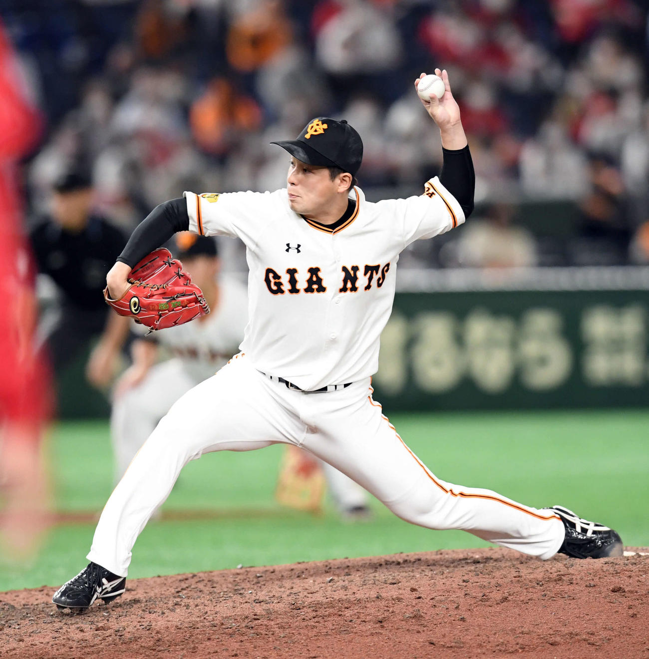 巨人対広島　6回途中からマウンドに上がった巨人大江（撮影・たえ見朱実）